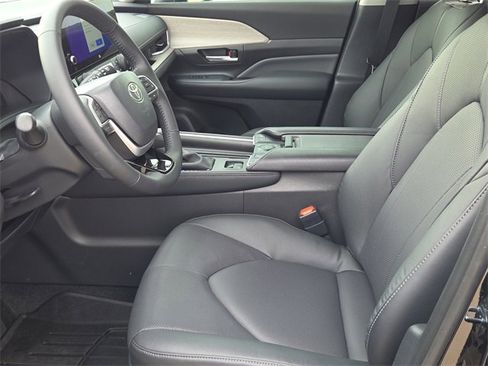 Used 2025 Toyota Grand Highlander Limited image 17