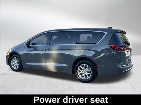 Used 2023 Chrysler Pacifica Touring-L image 8