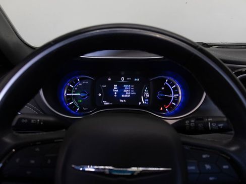 Used 2021 Chrysler Pacifica Limited w/ Uconnect Theater Family Group FWD image 32