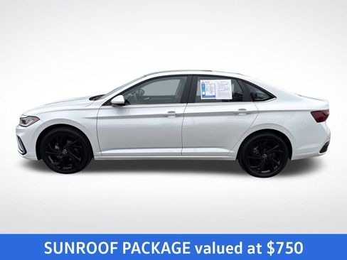 Certified 2025 Volkswagen Jetta SE w/ Sunroof Package image 2