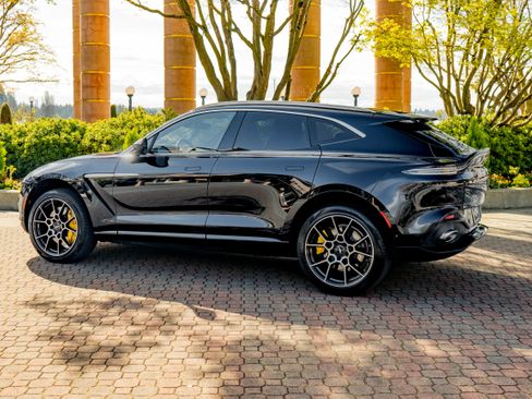 Used 2021 Aston Martin DBX image 2