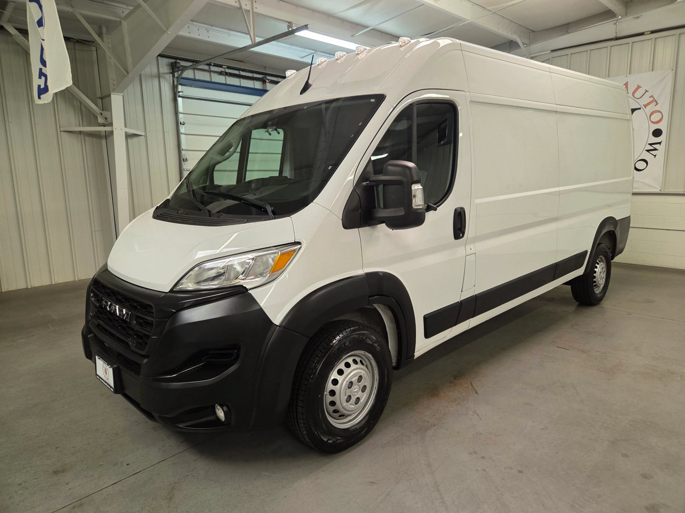 Used 2025 RAM ProMaster 2500 w/ Convenience Group FWD image 2