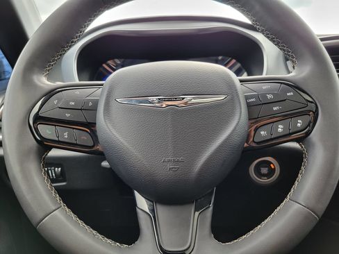 Used 2025 Chrysler Pacifica Limited FWD image 13