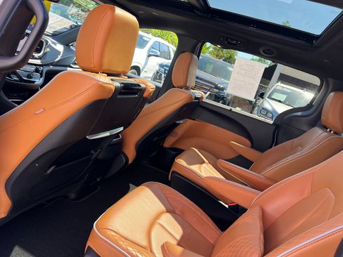 Used 2023 Chrysler Pacifica Pinnacle FWD image 59