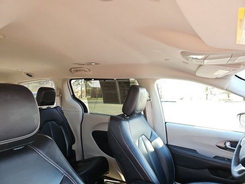 Used 2023 Chrysler Pacifica Touring-L image 13