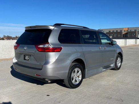 Used 2015 Toyota Sienna LE image 7