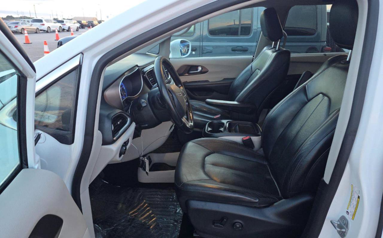Used 2019 Chrysler Pacifica Touring-L FWD image 10