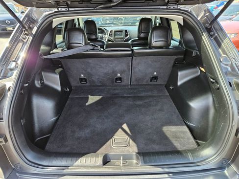 Used 2019 Jeep Cherokee Latitude Plus AWD/4WD image 11