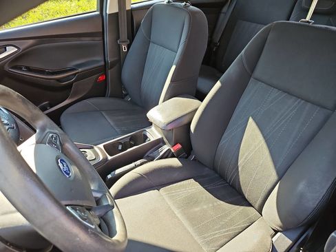 Used 2018 Ford Focus SE w/ SE Appearance Package image 11