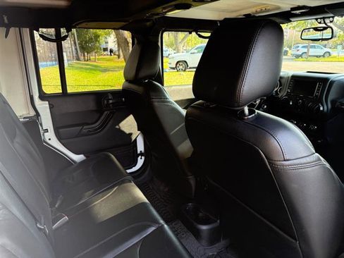 Used 2017 Jeep Wrangler Unlimited Sahara image 16