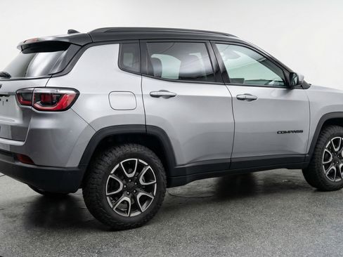 Used 2025 Jeep Compass Trailhawk image 9