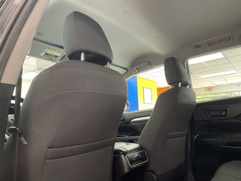 Used 2019 Toyota Highlander LE AWD/4WD image 12