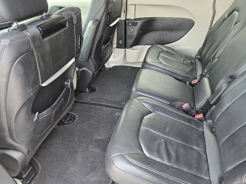 Used 2022 Chrysler Pacifica Touring-L w/ Uconnect Theater Family Group image 29