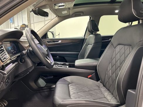 Used 2025 Volkswagen Atlas SEL Premium R-Line image 9