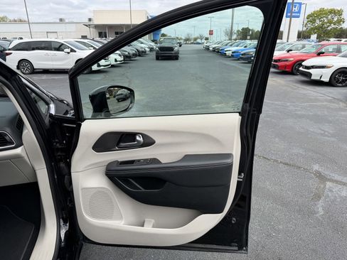 Used 2024 Chrysler Pacifica Touring-L image 22