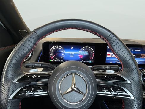 Used 2025 Mercedes-Benz GLB 250 image 30