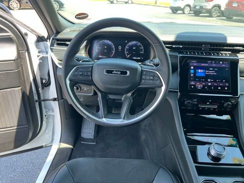 Used 2025 Jeep Grand Cherokee Altitude AWD/4WD image 15