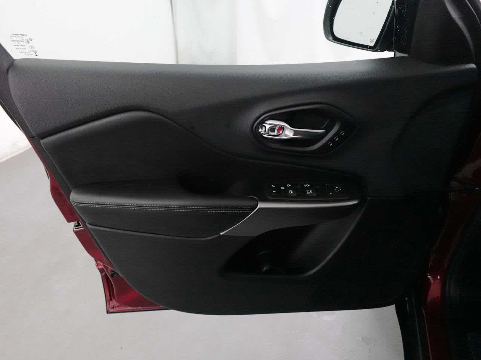 Used 2019 Jeep Cherokee Limited AWD/4WD image 10