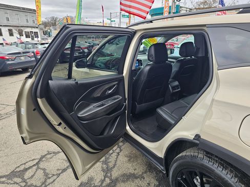 Used 2023 GMC Terrain SLT w/ Elevation Edition image 10