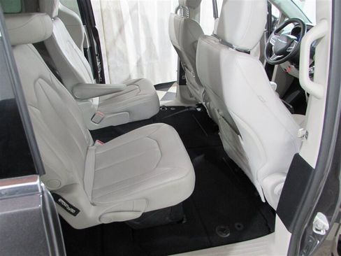 Used 2021 Chrysler Voyager Lxi image 45