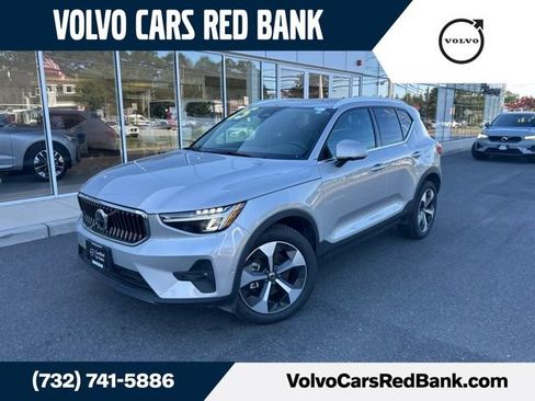 Used 2025 Volvo XC40 B5 Plus AWD/4WD image 1
