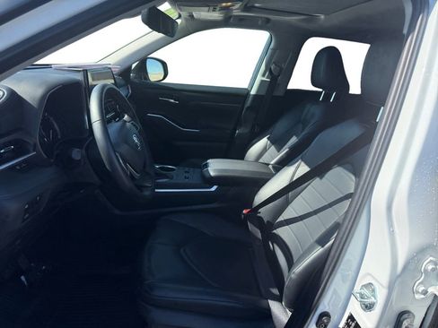 Used 2024 Toyota Highlander XLE FWD image 10