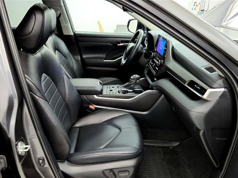 Used 2023 Toyota Highlander XLE image 28