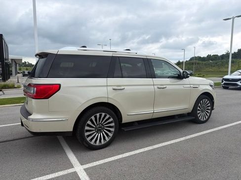 Used 2018 Lincoln Navigator Reserve w/ Technology Package AWD/4WD image 3