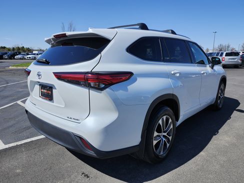 Used 2022 Toyota Highlander XLE image 19