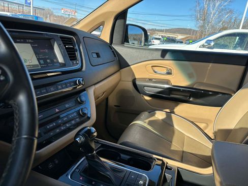 Used 2015 Kia Sedona SX image 18