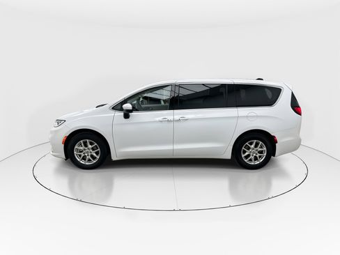 Used 2023 Chrysler Pacifica Touring-L image 5