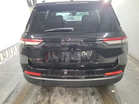 Used 2025 Jeep Grand Cherokee Altitude AWD/4WD image 5