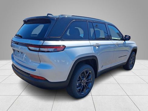 New 2025 Jeep Grand Cherokee Limited w/ Trailer Tow Package AWD/4WD image 4