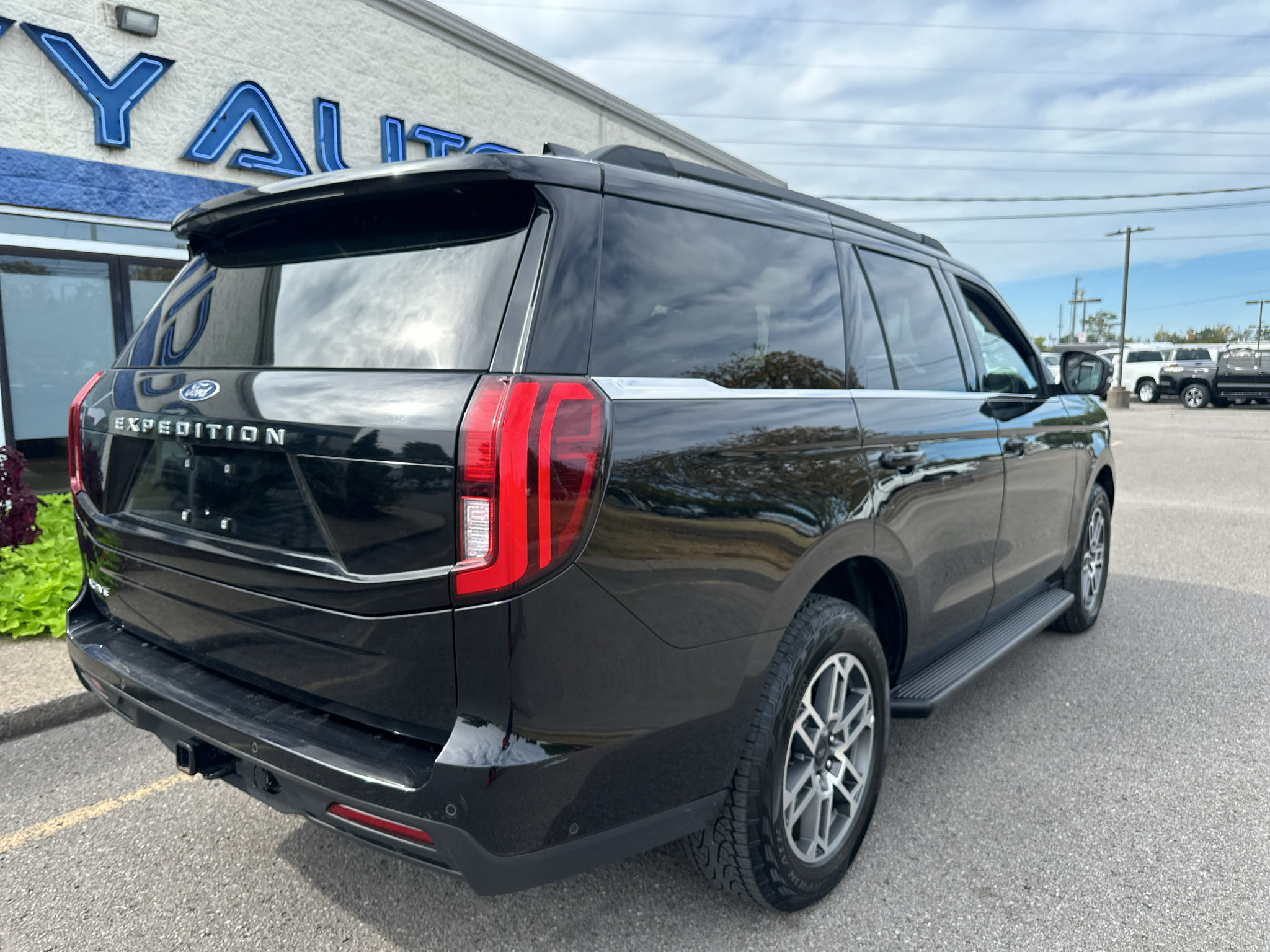 Used 2025 Ford Expedition Active AWD/4WD image 4