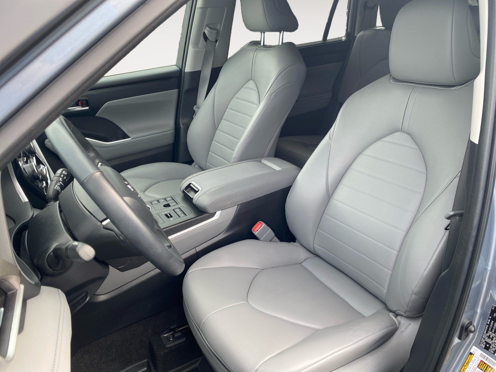 Used 2023 Toyota Highlander XLE AWD/4WD image 10