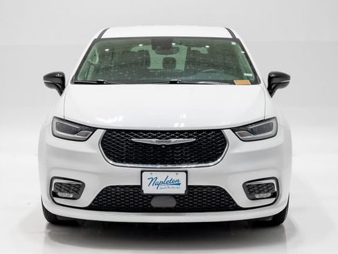 Used 2024 Chrysler Pacifica Touring-L FWD image 4