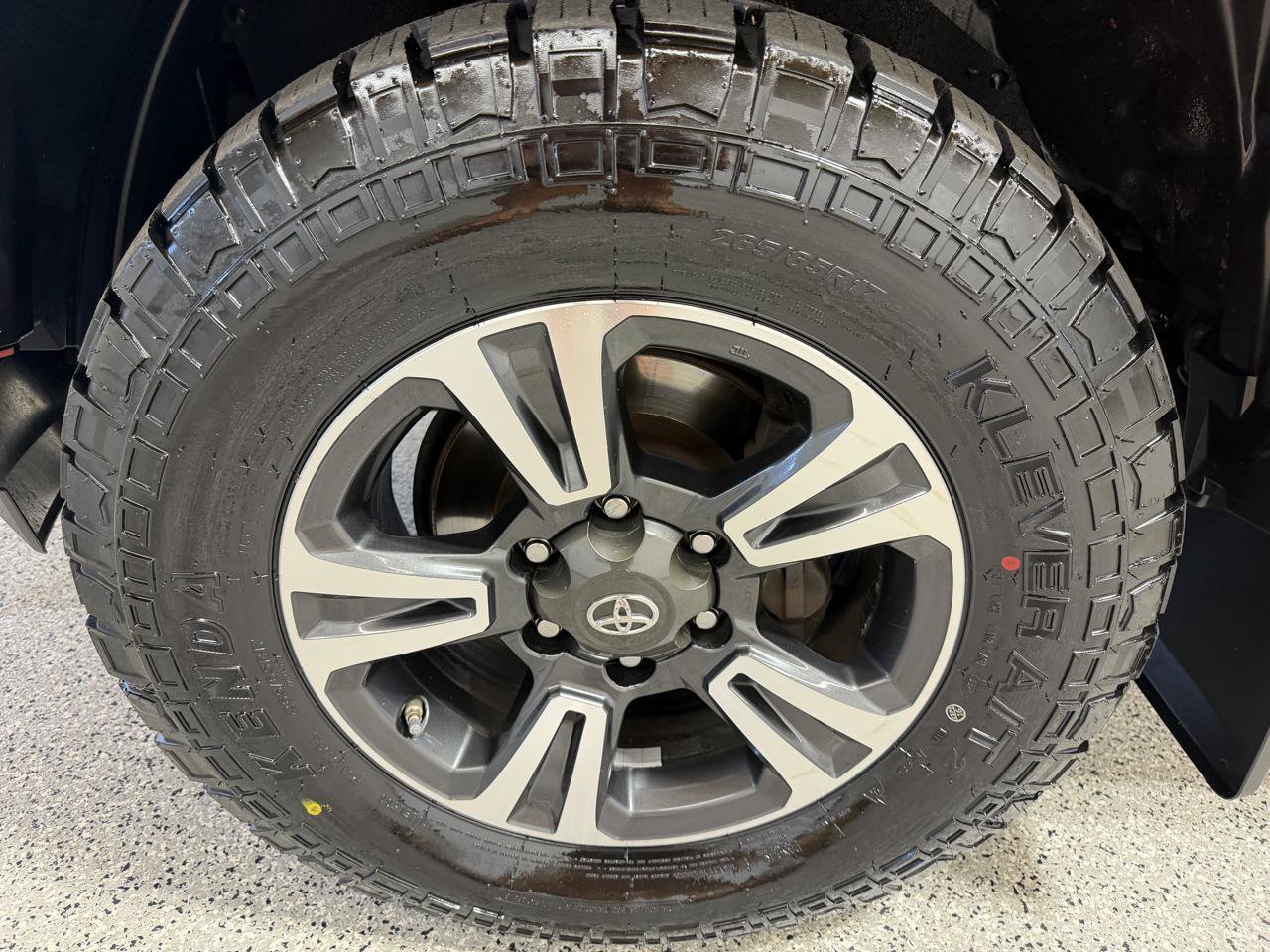 Used 2017 Toyota Tacoma TRD Sport w/ Tow Package (A/T) AWD/4WD image 9
