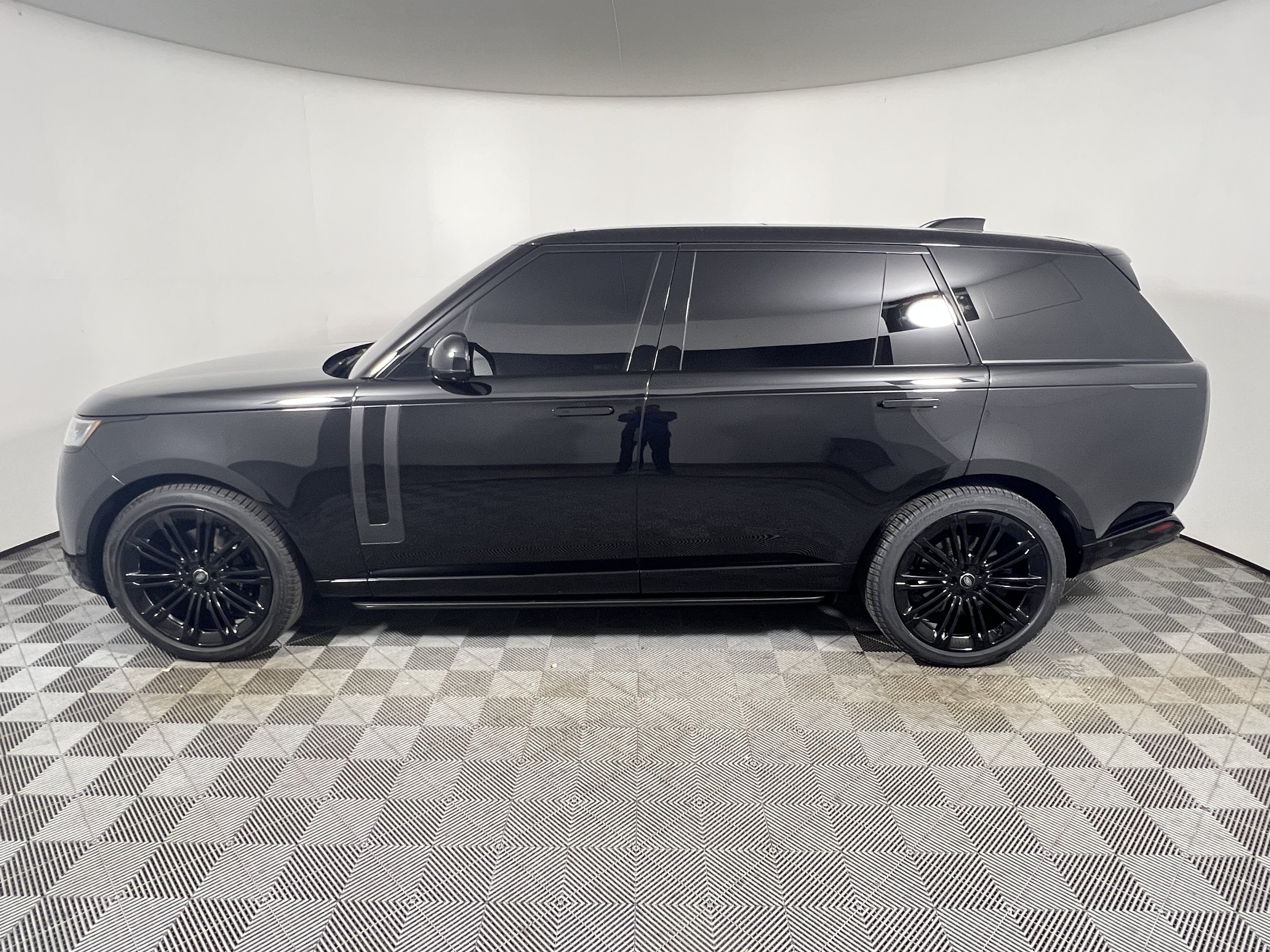 Used 2024 Land Rover Range Rover Long Wheelbase SE AWD/4WD image 2