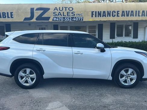 Used 2022 Toyota Highlander LE FWD image 2