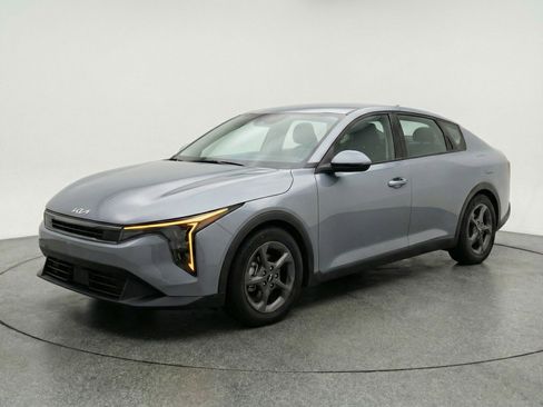 Used 2025 Kia K4 LXS image 3