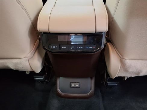 Used 2022 Toyota Highlander XLE image 15