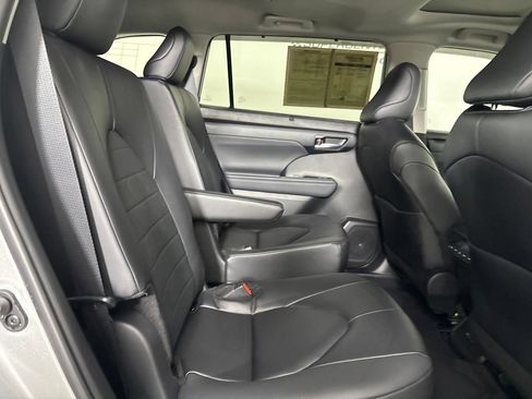 Used 2024 Toyota Highlander XLE AWD/4WD image 32