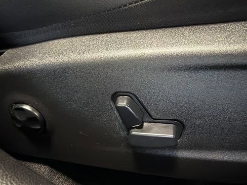 Used 2018 Chrysler 300 Limited AWD/4WD image 33