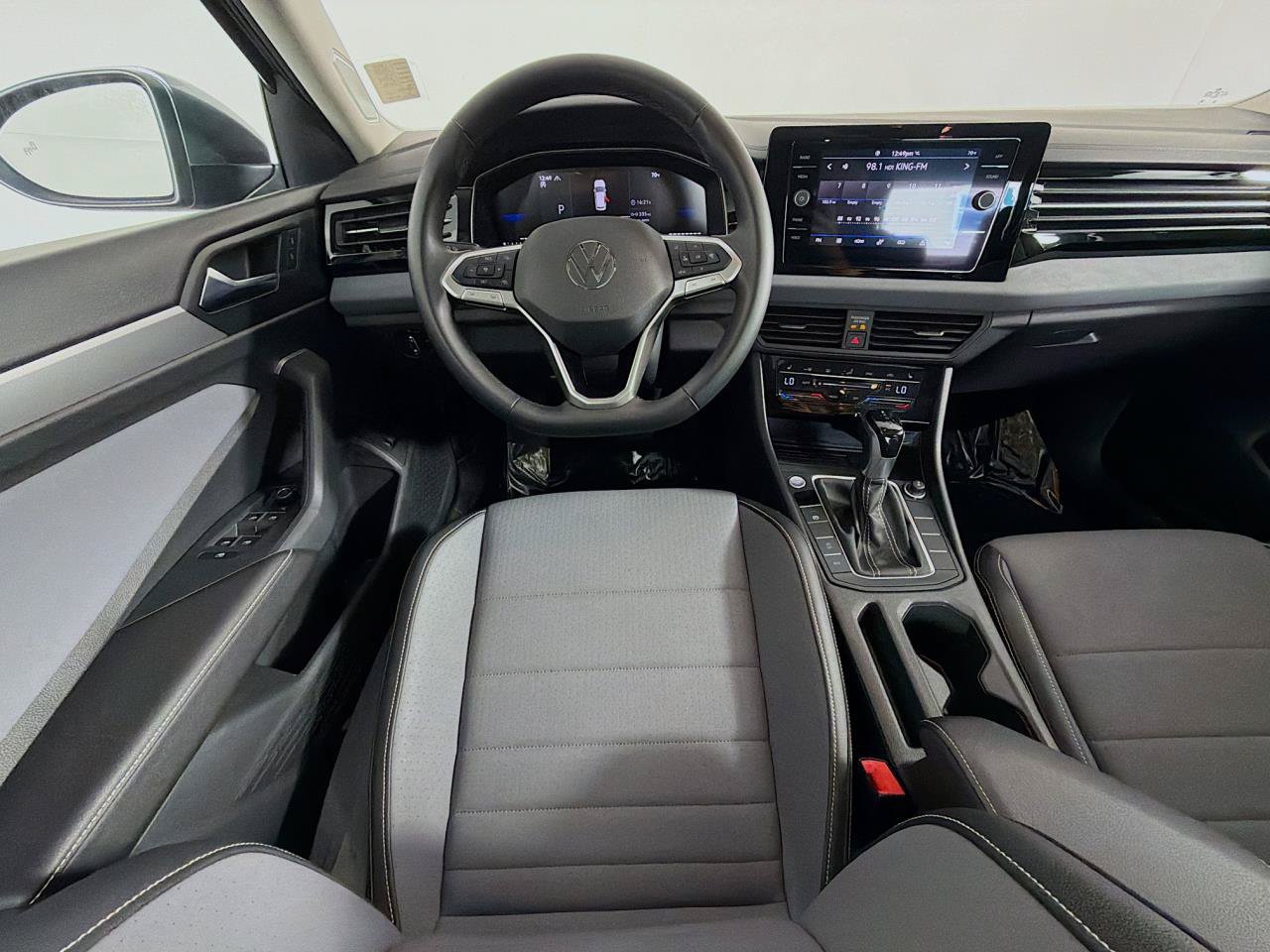 Used 2025 Volkswagen Jetta SE FWD image 13