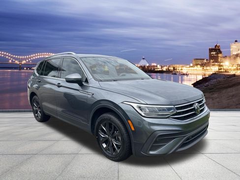 Used 2023 Volkswagen Tiguan SE w/ Panoramic Sunroof Package FWD image 4
