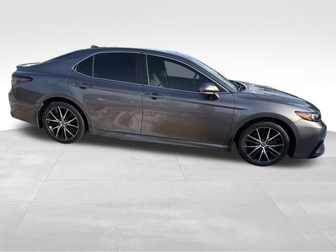 Used 2022 Toyota Camry SE w/ Cold Weather Package image 4