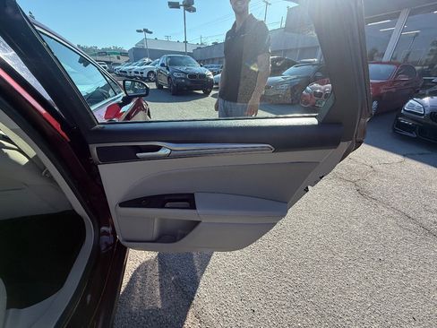 Used 2018 Ford Fusion SE FWD image 19
