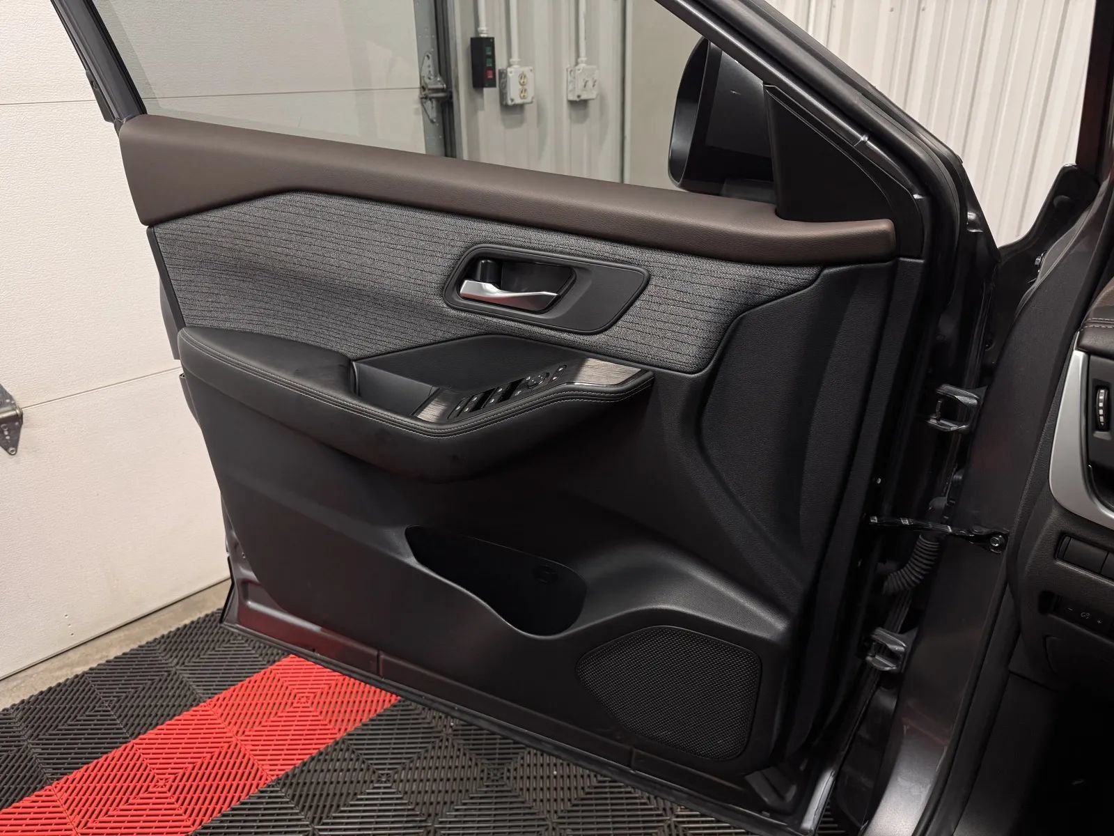 Used 2023 Nissan Rogue SV AWD/4WD image 25