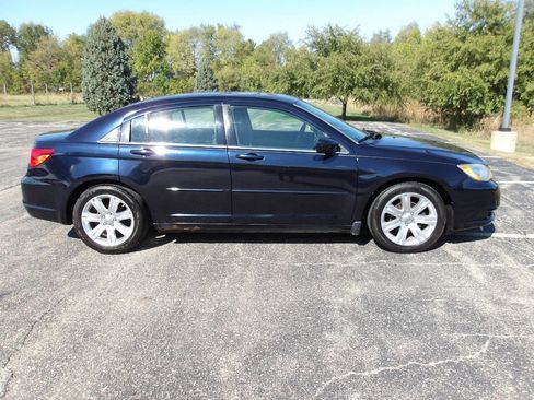 Used 2011 Chrysler 200 Touring image 2