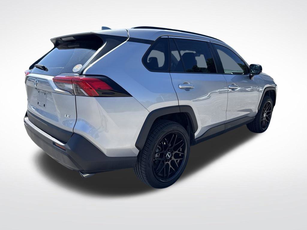 Used 2019 Toyota RAV4 LE FWD image 3